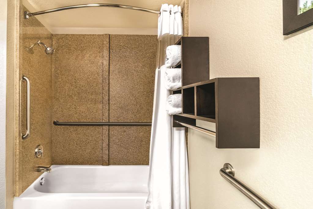 La Quinta Inn & Suites by Wyndham Rome - photo 11