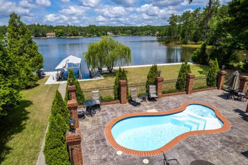 WaterEdge Lake House — 4-Star Luxury Hotel in Sanford, United States