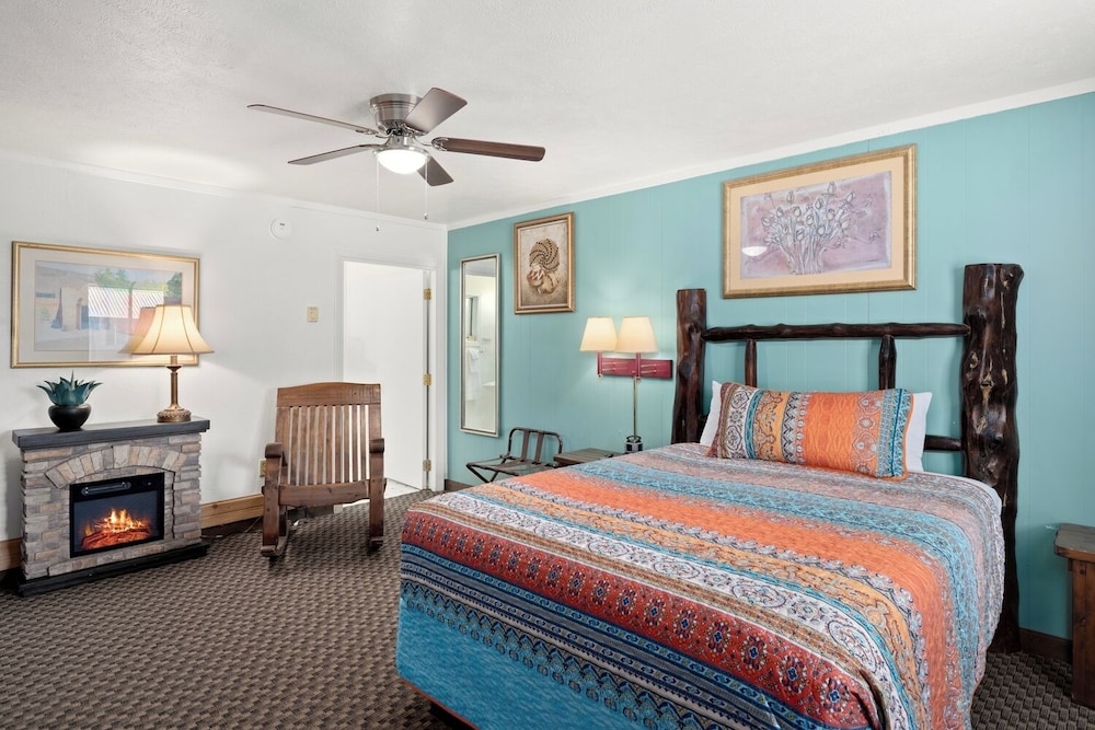 Smokey Bear Motel - carbon neutral hotel in Capitan