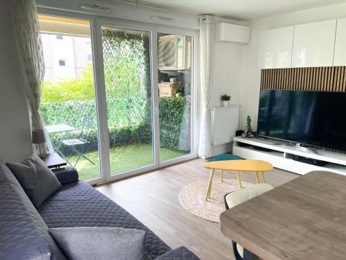 Splendid modern Duplex with 4 bedrooms very close to Paris metro RER A at 250m Fast wifi parking — 4-Star Luxury Hotel in Nanterre, France
