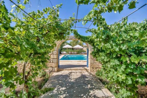 Casa Mezzodì' Luxurious 18th C. Farmhouse with Gardens & Pool — 4-Star Luxury Hotel in Kercem, Malta