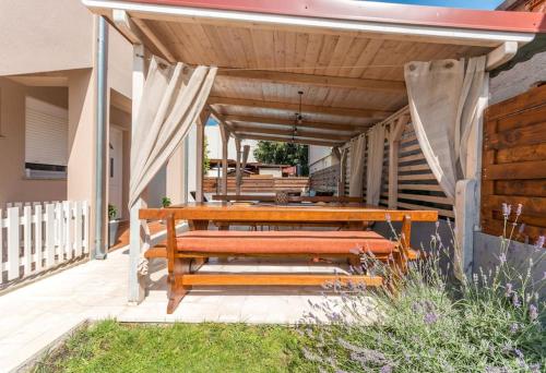 Kuća za odmor sa grijanim bazenom Ivancica in Sukosan, Croatia