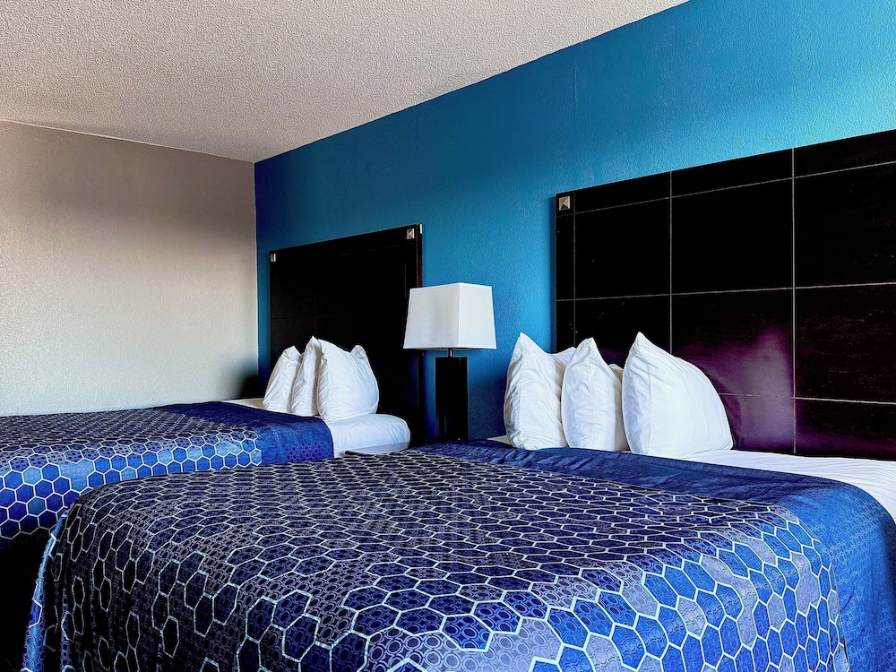 Economy Inn & Suites Cedar Rapids - photo 38