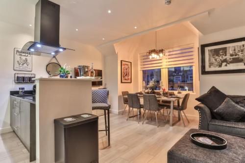 The Hepburn Top Floor Luxury for Up To 6 Guests Near Open Air Theatre And North Bay — 4-Star Luxury Hotel in Scarborough, United Kingdom