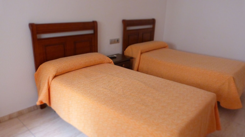 Hotel La Masia — hotel in Portbou