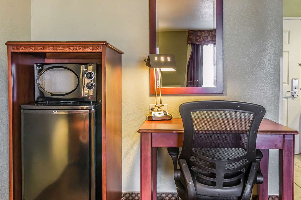 Quality Inn & Suites Ann Arbor Hwy 23 - photo 27