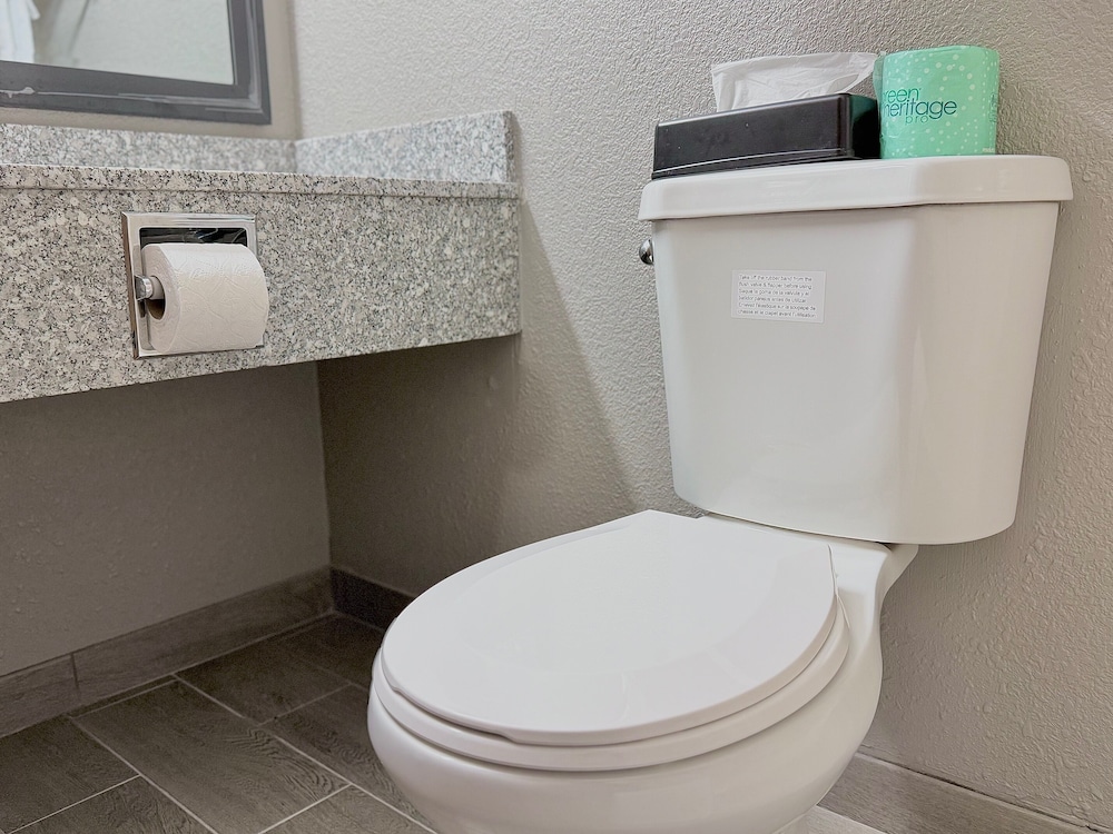 Economy Inn & Suites Cedar Rapids - photo 24