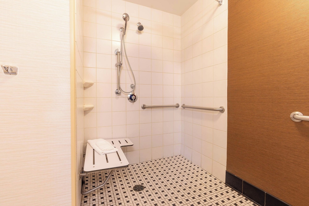 Fairfield Inn & Suites by Marriott Bedford - photo 13