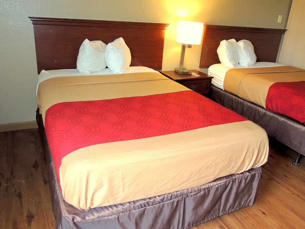 Econo Lodge Wickliffe Cleveland East - photo 7