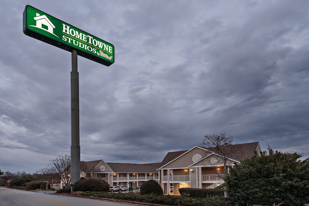 HomeTowne Studios by Red Roof Spartanburg Asheville Highway - photo 23