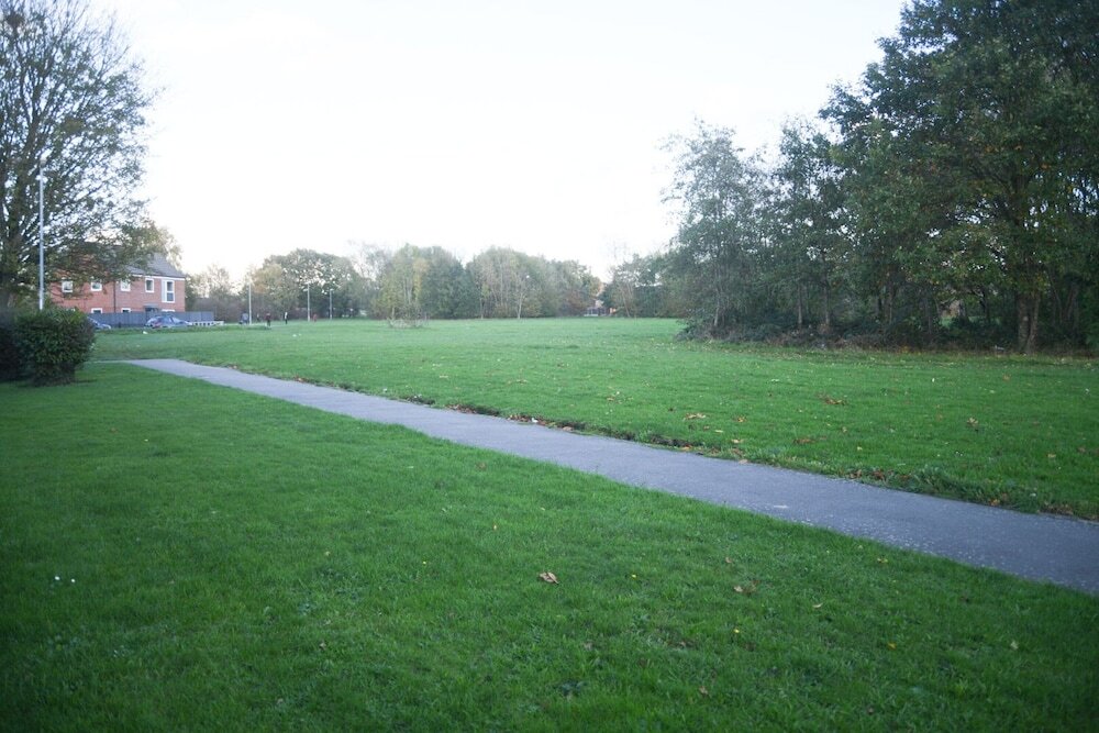 2ndHomeStays Willenhall A Serene 3 Bed House with a Garden View Suitable for Contractors and Families Sleeps 9 7 mins to J10 M6 and 21 mins to Birmingham — 4-Star Luxury Hotel in Willenhall, United Kingdom