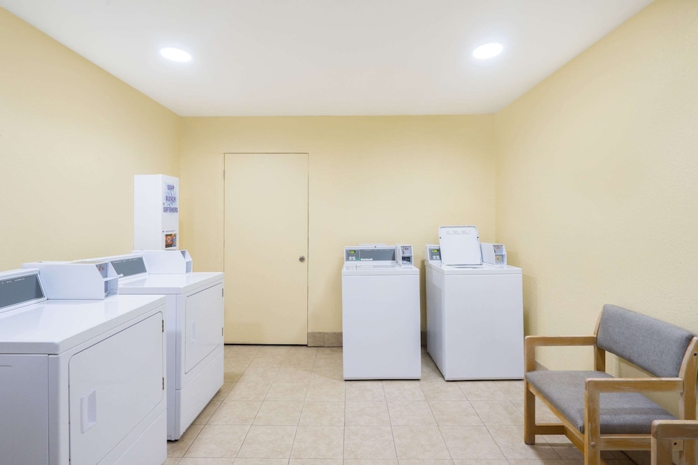 Days Inn by Wyndham Statesville - photo 12