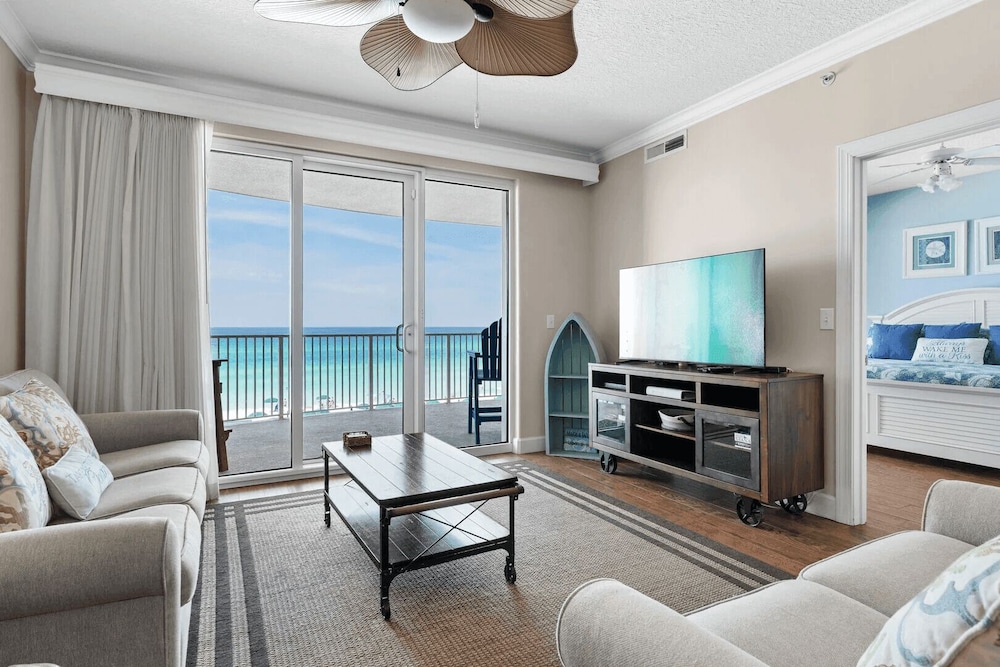 Emerald Isle Resort 405 by Avantstay Beachfront Beach Chairs Pool Access - featured photo