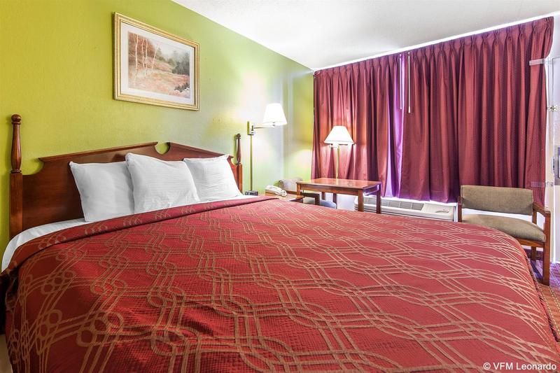 Econo Lodge Cleveland - photo 16