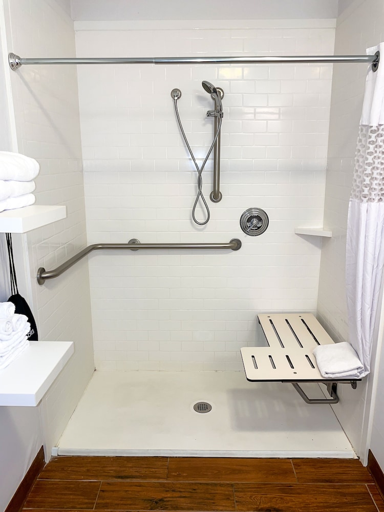 Hampton Inn & Suites Albany Airport - photo 17