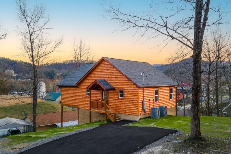 Parkway Paradise w Private Hot Tub in Pigeon Forge, United States