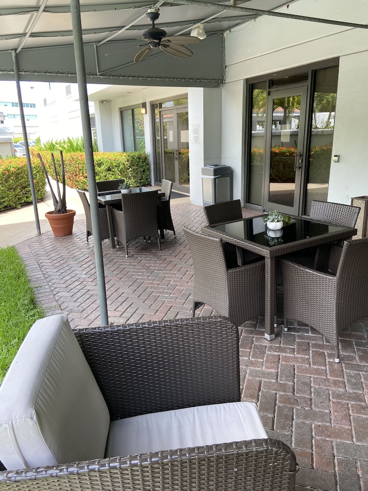 Holiday Inn Express & Suites Miami Hialeah by IHG - photo 62