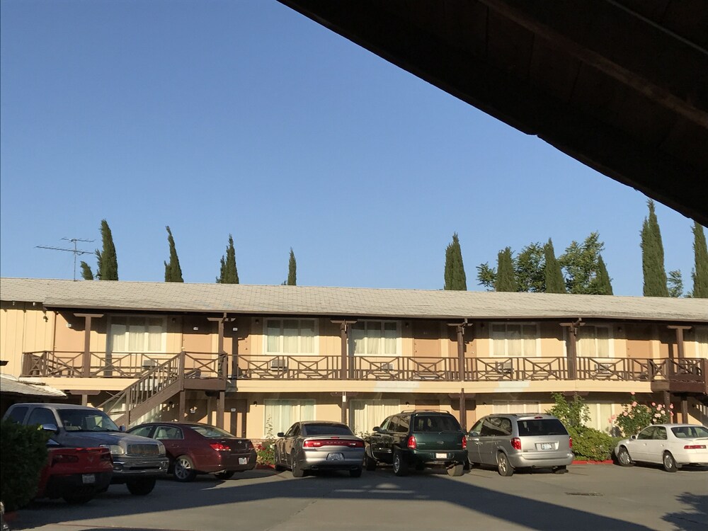 Red Bluff Inn - carbon neutral hotel in Red Bluff