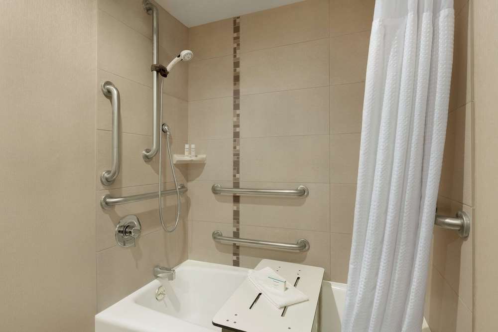 Embassy Suites by Hilton Arcadia Pasadena Area - photo 16
