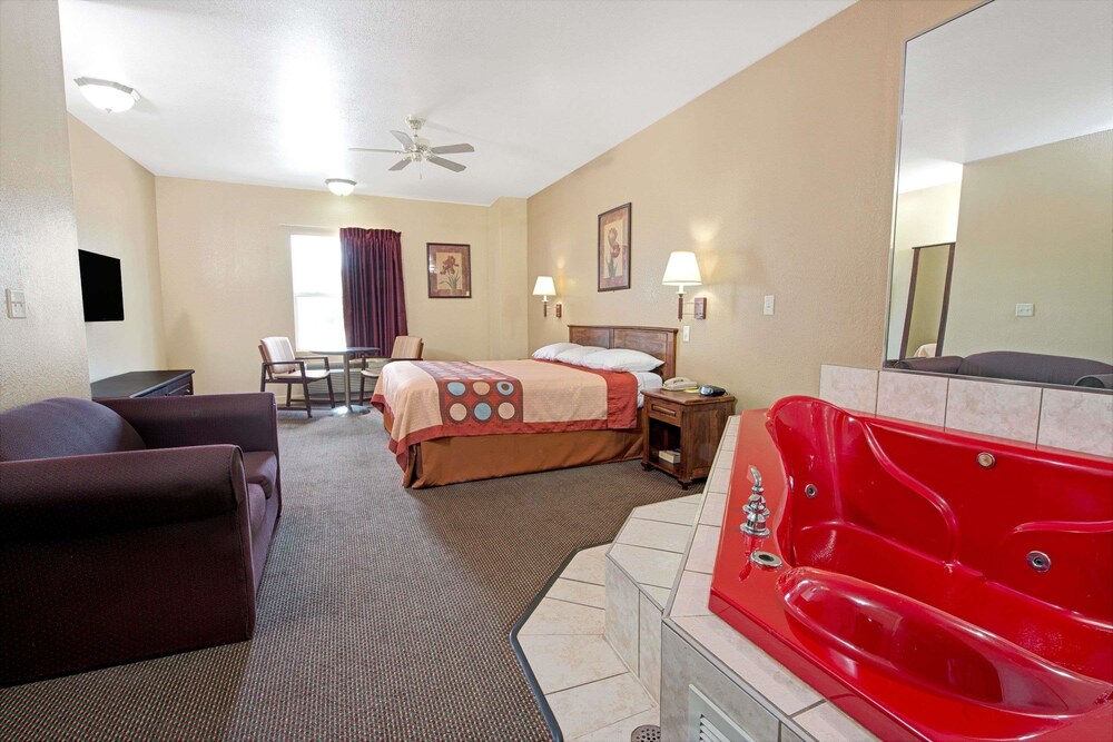Super 8 by Wyndham St. Louis Airport - photo 8