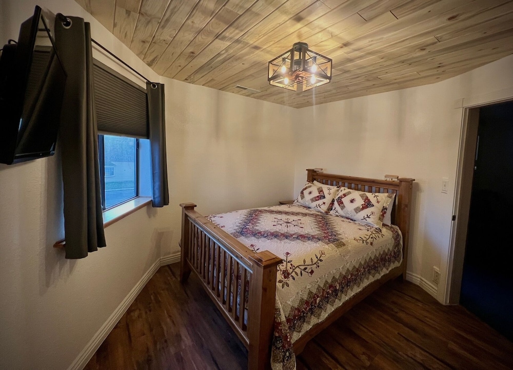 The Snuggle Inn - photo 32