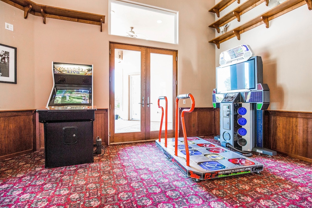 Mermaid by Avantstay Private Estate w Pool Volleyball & Arcade - photo 22