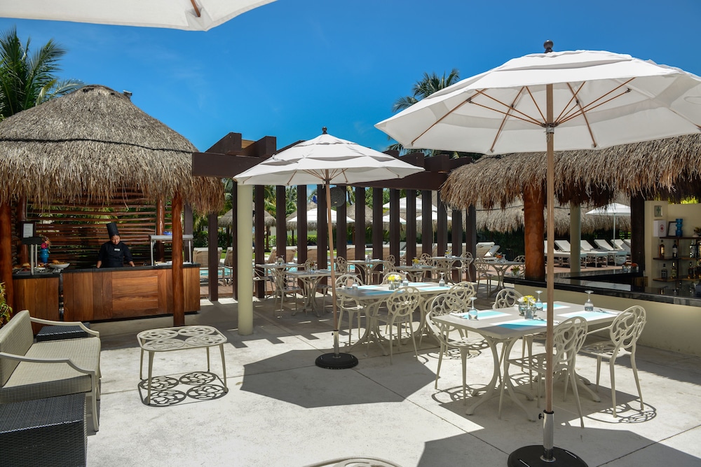Poolside bar