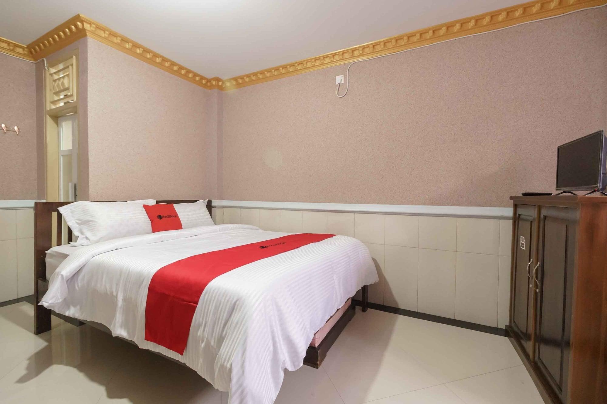 Reddoorz Plus Syariah Near Rsup Dr M Djamil Padang — Padang