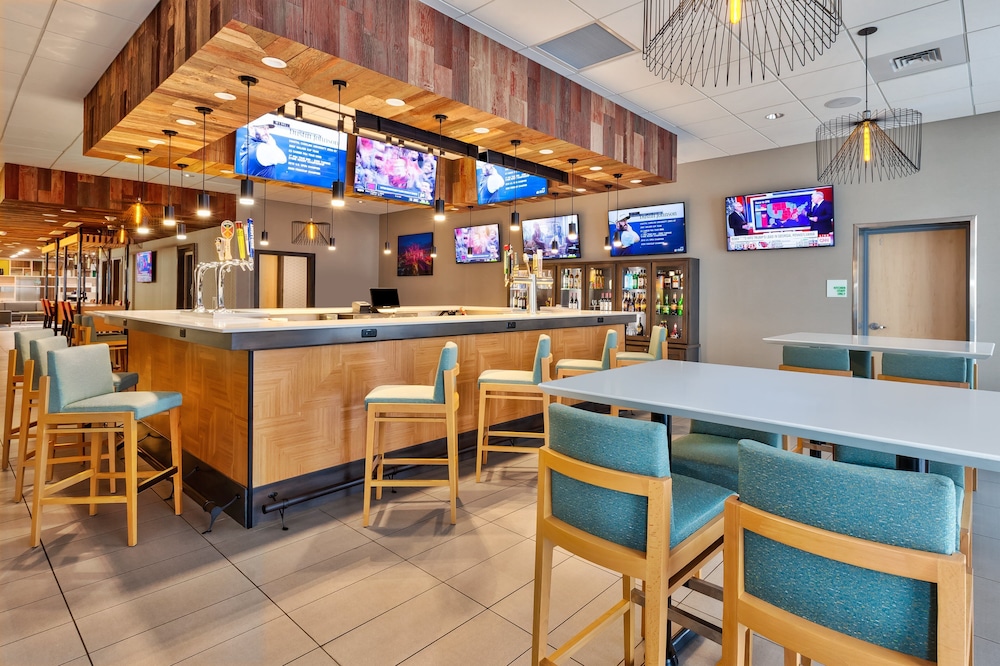 Holiday Inn & Suites Toledo Southwest Perrysburg by IHG - photo 36