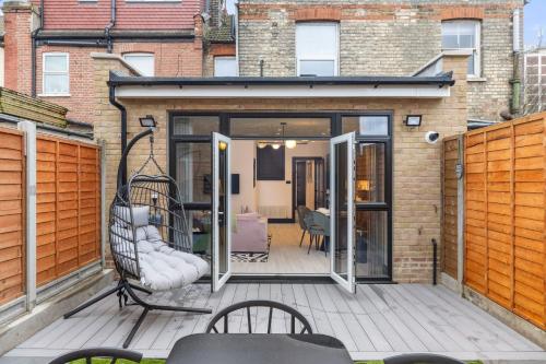 Unwind in Style 2BR with Cozy Backyard for Groups — 4-Star Luxury Hotel in London, United Kingdom