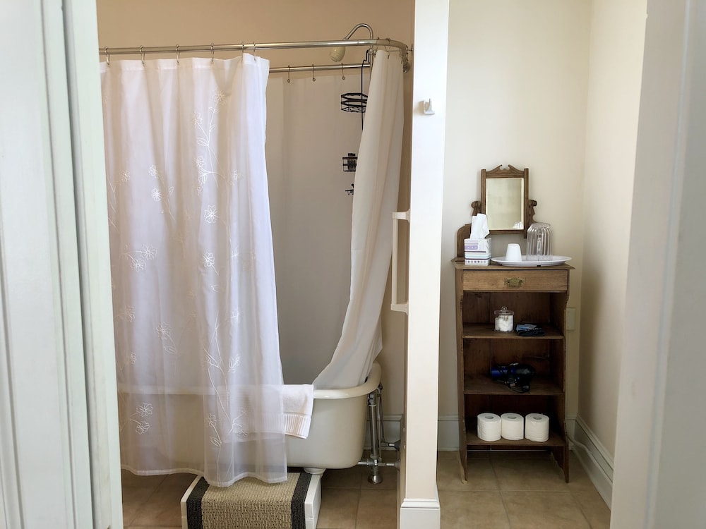 Rogues Harbor Inn - photo 39