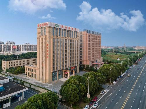 Vienna Hotel Danyang Glasses City High Speed Railway Station Dabo — hotel in Danyang