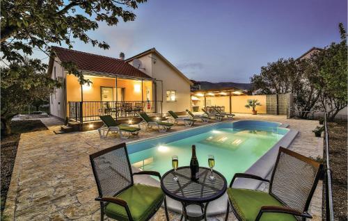 Three Bedroom Holiday Home In Kastel Stafilic — 4-Star Luxury Hotel in Kastel Stafilic, Croatia