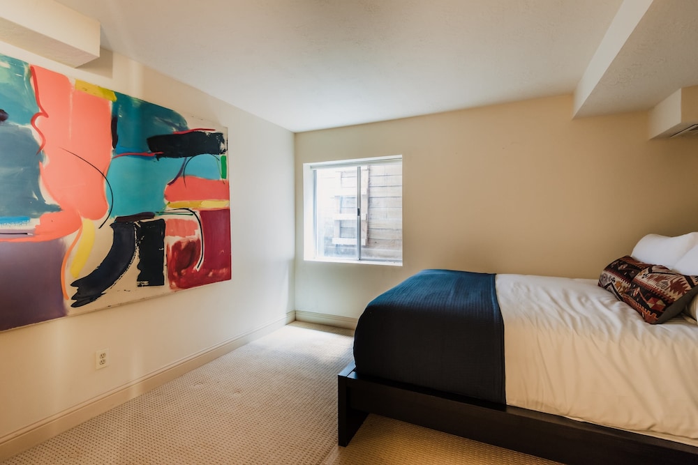 Picasso by Avantstay Artist's Mountain Escape w Hot Tub & Views - photo 6