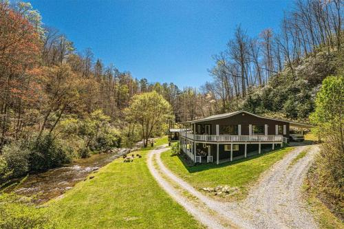 Paradise Valley Lodge — 4-Star Luxury Hotel in Bryson City, United States
