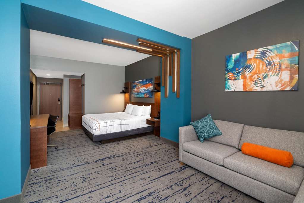 La Quinta Inn & Suites by Wyndham Louisville NE Old Henry Rd - photo 24