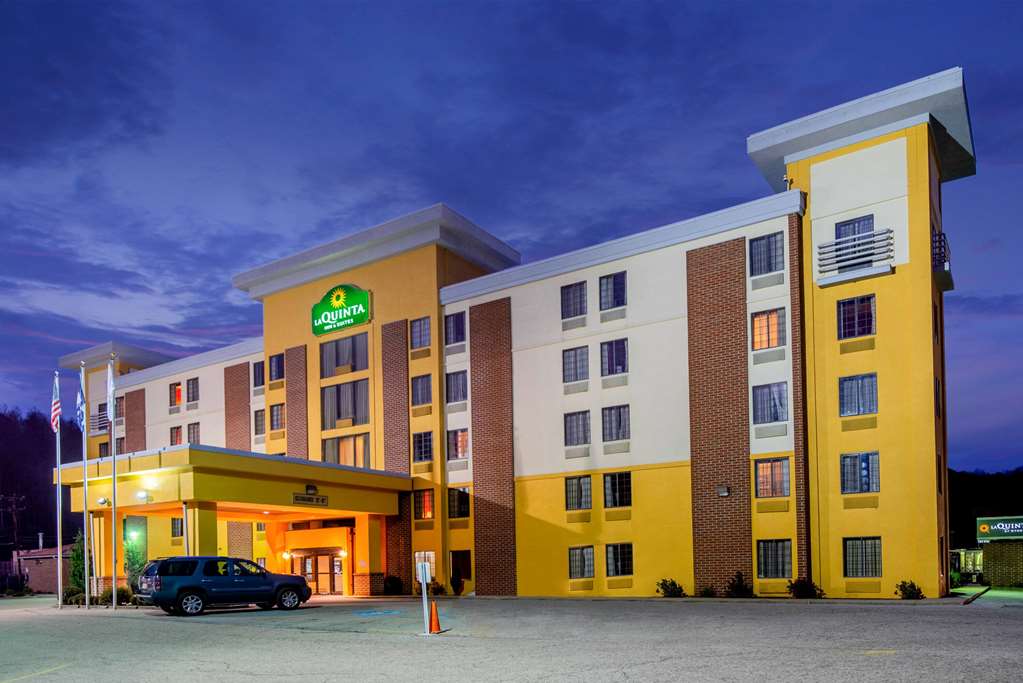 La Quinta Inn & Suites by Wyndham Elkview Charleston NE - photo 4