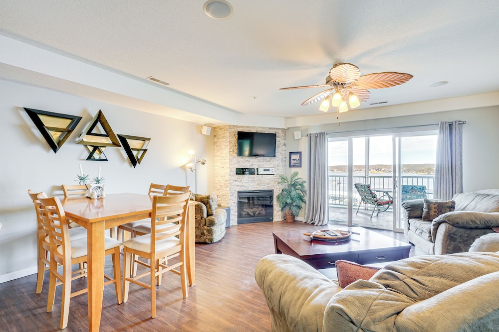 5th floor Lakefront Condo: Elevator Pool Access — 4-Star Luxury Hotel in Osage Beach, United States