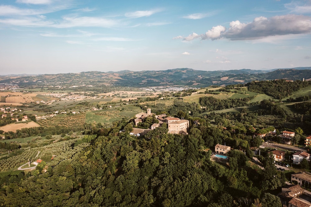 Palazzo Viviani Castello di Montegridolfo — hotel in Montegridolfo