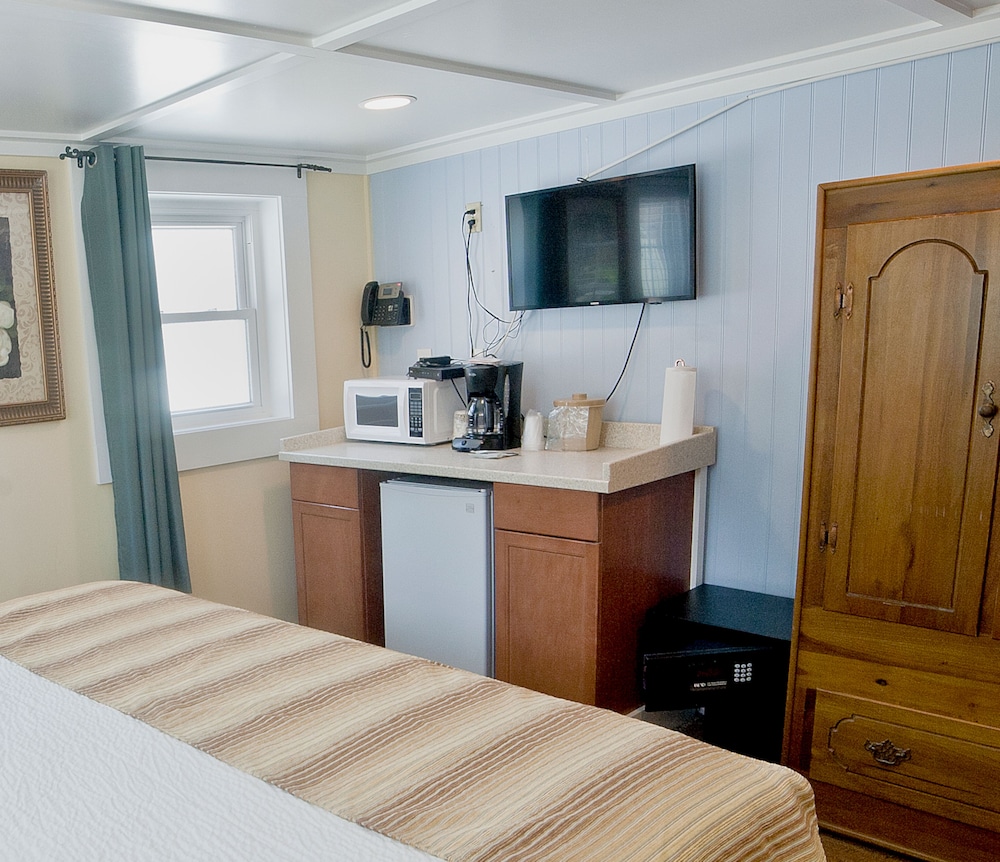 Georgianne Inn & Suites - photo 16