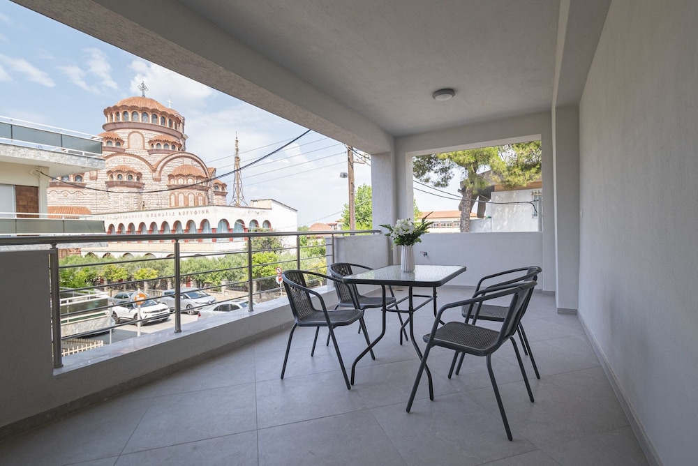 Mpia House by Rentalspro — 4-Star Luxury Hotel in Nea Moudhania, Greece