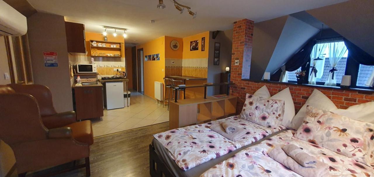 Baker Street Apartman — 4-Star Luxury Hotel in Balatonalmadi, Hungary