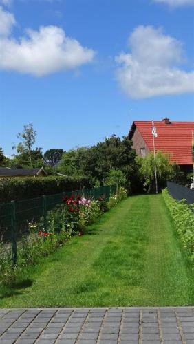 Ferienhaus Eulenhaus Im Urigen Garten — Zingst