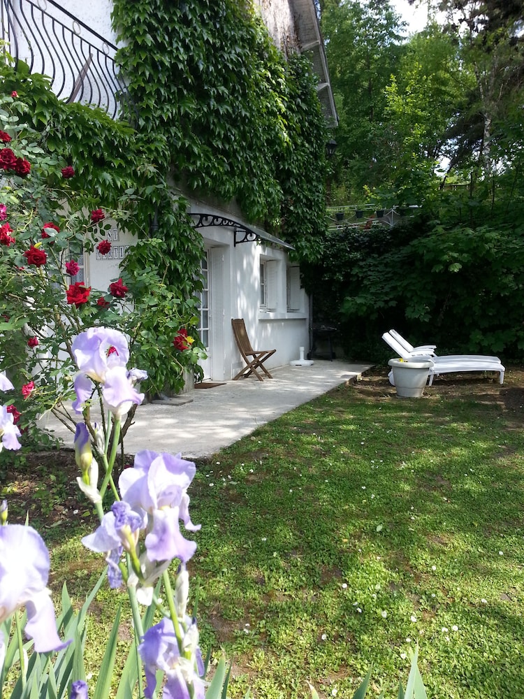 Studios Les Iris - carbon neutral hotel in Unknown City