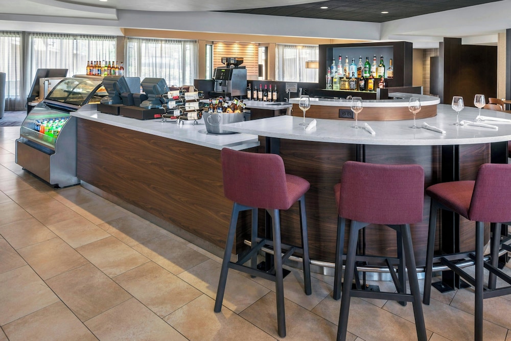 Courtyard by Marriott Newark Liberty International Airport - photo 21