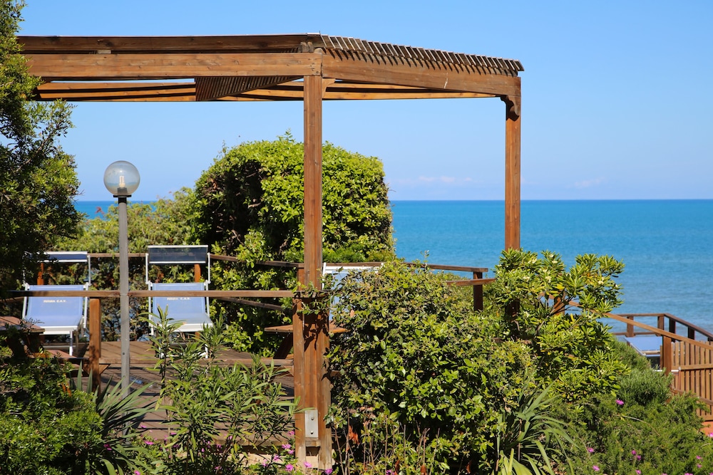 Sea view and ground floor Apartments le Dune — 4-Star Luxury Hotel in San Vincenzo, Italy