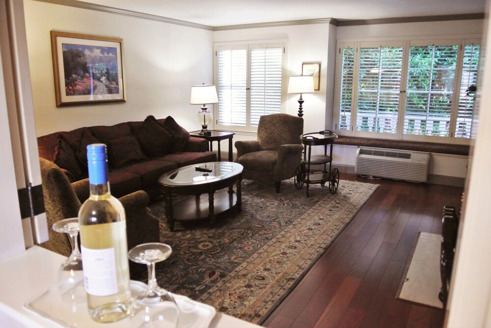 Cow Hollow Suites - photo 16