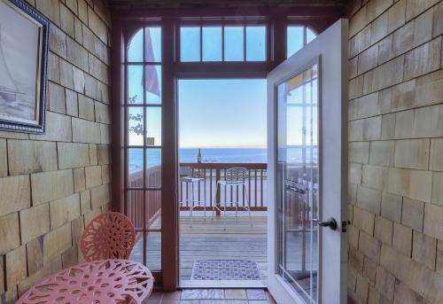 3946 Listen to the Waves townhouse — 4-Star Luxury Hotel in Pacific Grove, United States