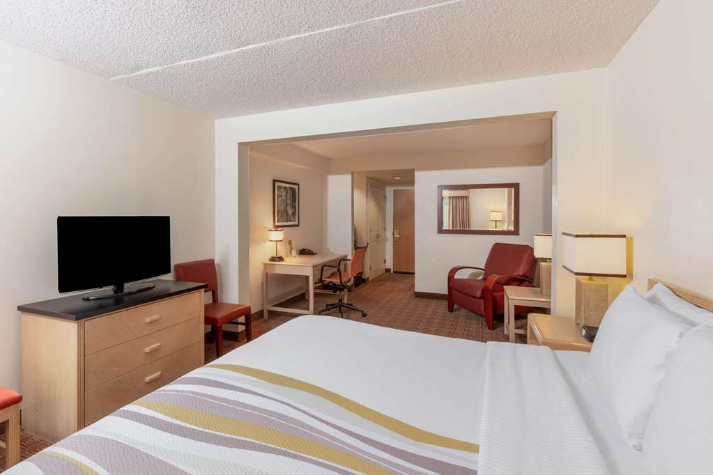 La Quinta Inn & Suites by Wyndham Garden City - photo 30