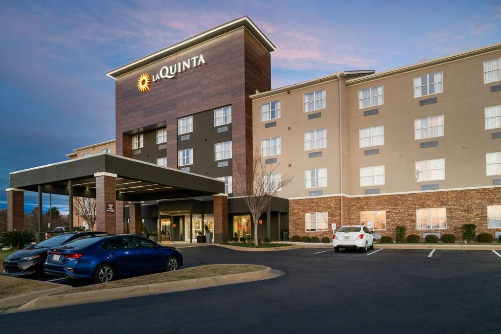 La Quinta Inn & Suites by Wyndham Montgomery - photo 4